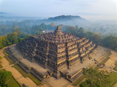 Borobudur Tapınağı İnşası: Hindistan ve Khmer Mimarisinin Eşsiz Birleşimiyle Mahayana Budizmini Yansıtan Muhteşem Bir Yapı