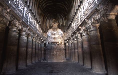 Ajanta Mağaralarındaki Budist Heykellerinin Şaşırtıcı Sanatsal Güzelliği ve Mahayana Budizm'in Hindistan'daki Yükselişi