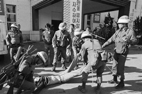 Gwangju Ayaklanması: 1980'lerde Güney Kore'deki Demokratik Mücadele ve Askeri Baskı Altındaki Direnç